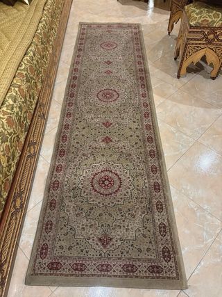Alfombra de pasillo beige y roja