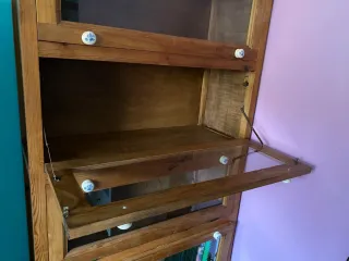 Librería rústica pino con puertas cristal