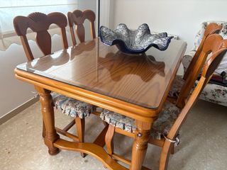 Mesa rústica de madera con 4 sillas