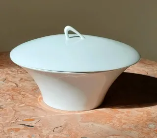 Fuente de porcelana con tapa