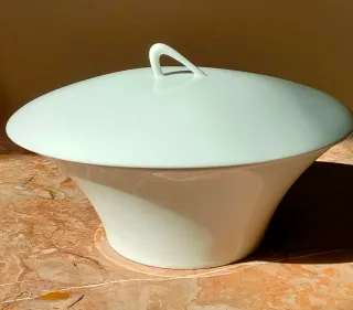 Fuente de porcelana con tapa