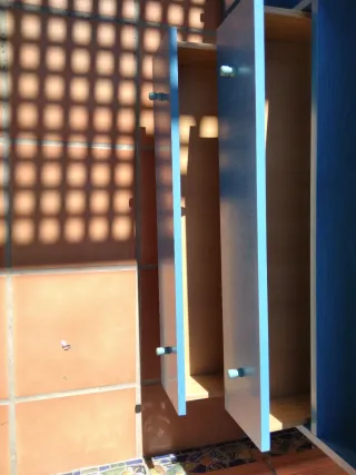 Cómoda y mesita de noche azul