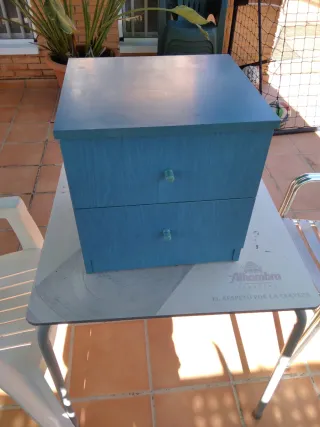 Cómoda y mesita de noche azul