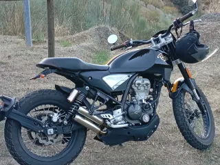 Rieju Century 125 Negra y Dorada