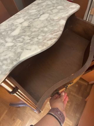 Aparador de madera con mármol