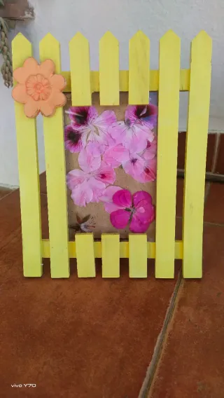 Marco de fotos de madera sin las flores rosas