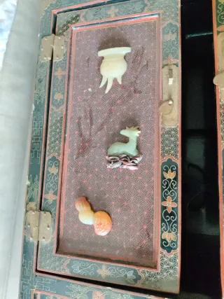 Mueble chino lacado con incrustaciones de jade