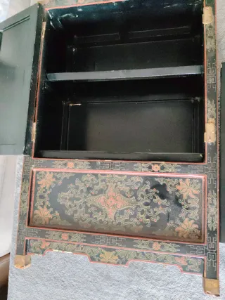 Mueble chino lacado con incrustaciones de jade