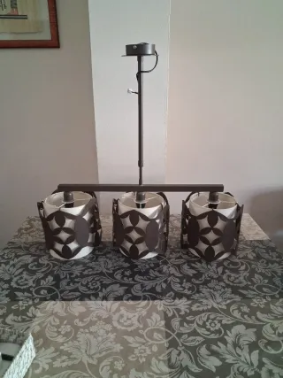 Lámpara de forja marrón con 3 tulipas