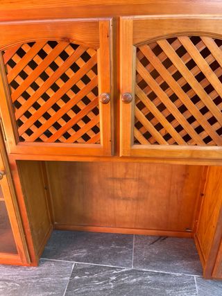 Vitrina de pino con puertas de cristal