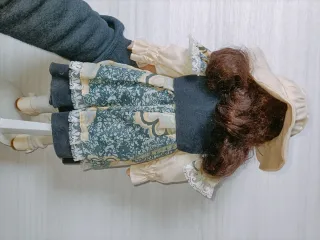 Bambola porcellana con cappello e vestito