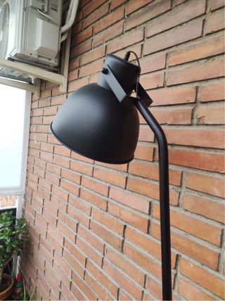 Lámpara de pie negro mate