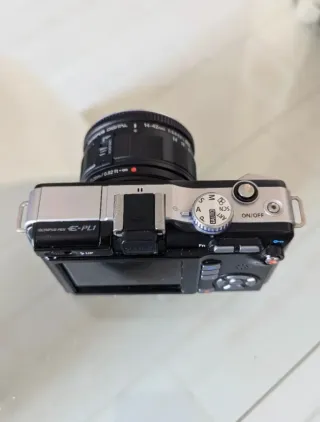 Cámara Olympus E-PL1 Zoom Lens Kit + Flash FL-14