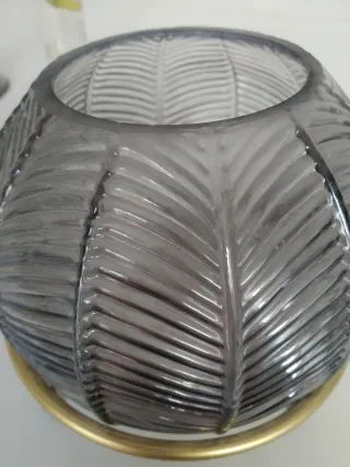 Portavelas de cristal gris con base dorada