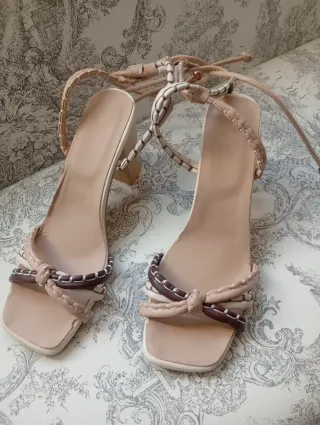 Sandalias de tacón beige y marrón talla 39