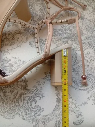 Sandalias de tacón beige y marrón talla 39