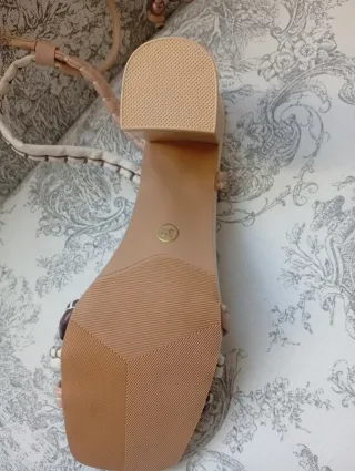 Sandalias de tacón beige y marrón talla 39