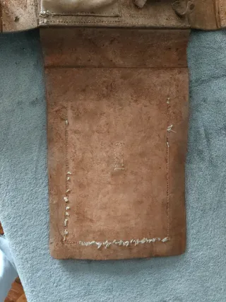 Mochila antigua de cuero para trabajador