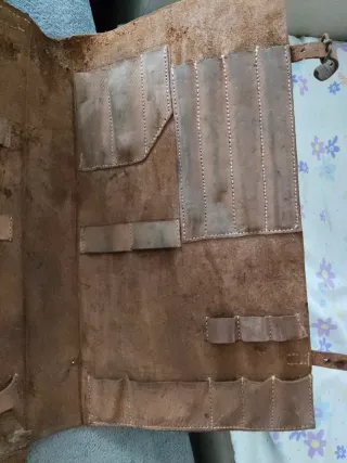 Mochila antigua de cuero para trabajador