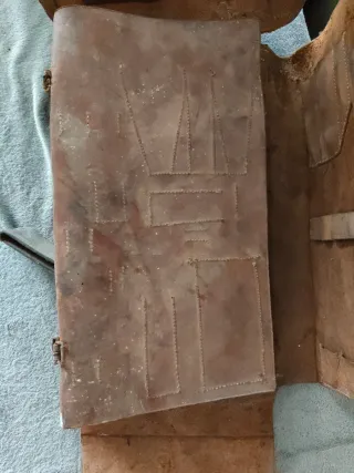 Mochila antigua de cuero para trabajador