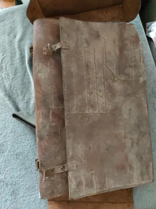 Mochila antigua de cuero para trabajador