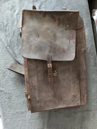 Mochila antigua de cuero para trabajador