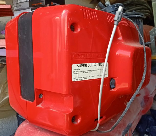 Televisor Grundig Super Color Rojo