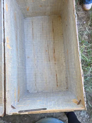Baúl antiguo con detalles de desgaste
