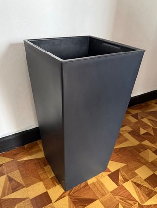 Maceta cuadrada negra de plástico