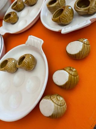 Set di stoviglie vintage in ceramica con design a chiocciole