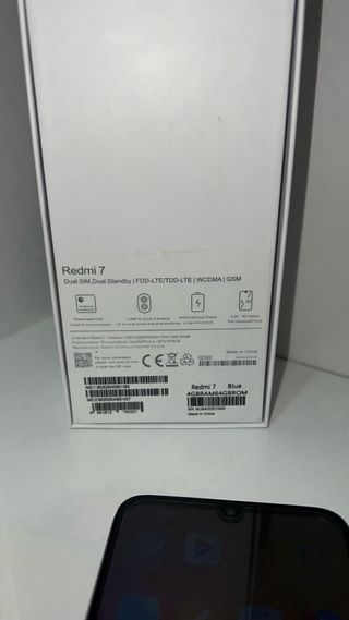 Xiaomi Redmi 7 con accesorios