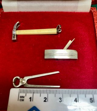 Estuche de herramientas miniatura de plata