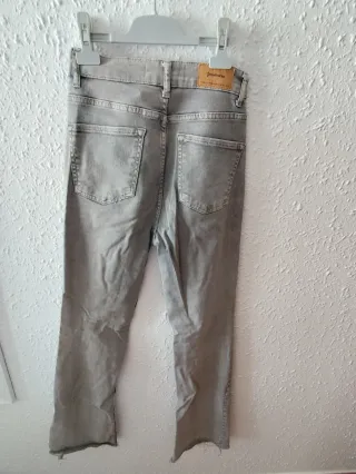 Pantalón campana gris Stradivarius Talla 34