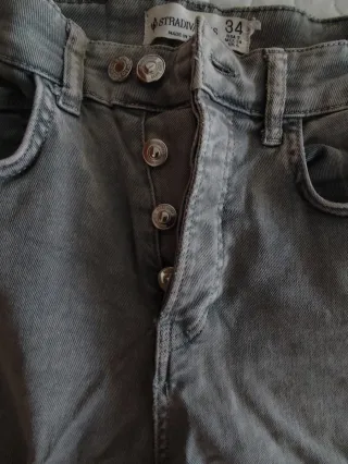 Pantalón campana gris Stradivarius Talla 34