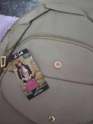Mochila beige con detalles en piel