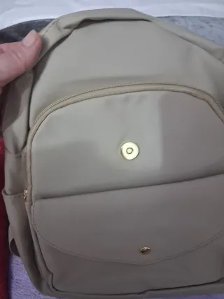 Mochila beige con detalles en piel