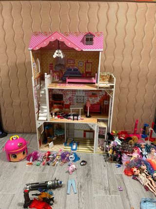Casa de muñecas grande mide 1,5 metros de alta