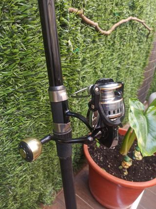 Caña de pescar con carrete y funda de Neopreno