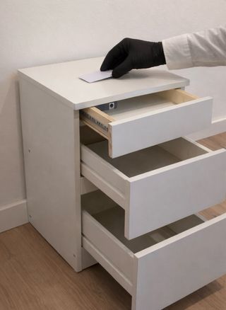 Mesita de noche con cajón secreto