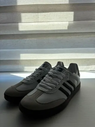 Zapatillas  Blancas y Negras