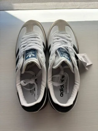 Zapatillas  Blancas y Negras