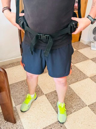 Mochila de senderismo negra y roja
