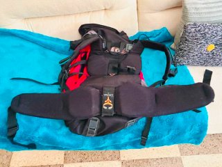 Mochila de senderismo negra y roja