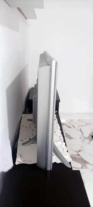 Televisor Plano Grande Plata y Marrón