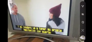 Televisor Plano Grande Plata y Marrón