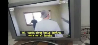 Televisor Plano Grande Plata y Marrón