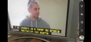 Televisor Plano Grande Plata y Marrón
