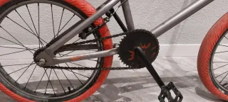 Bicicleta BMX color gris y rojo