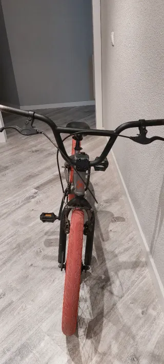 Bicicleta BMX color gris y rojo