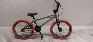 Bicicleta BMX color gris y rojo